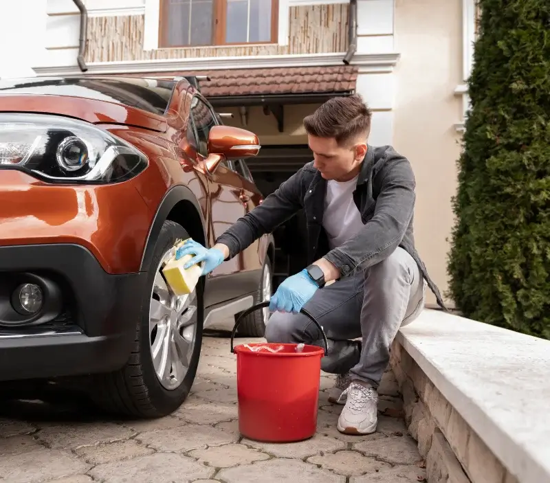 Lavage auto à domicile Saint-Genis-de-Saintonge : professionnel intervenant sur un véhicule